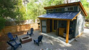 Lire la suite à propos de l’article Man Builds $17,000 DIY Tiny House-Style Shed in His Backyard | Start to Finish by @ShopNation