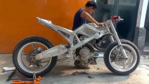 Lire la suite à propos de l’article Man Builds Sport Motorcycle from Scratch in 120 DAYS | Start to Finish by @DuyHaitv666