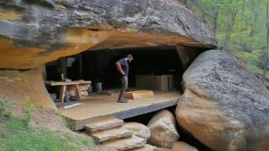 Lire la suite à propos de l’article Man Builds Hidden UNDER-ROCK Home in the Jungle | Start to Finish by @BushcraftIdeas-e9q