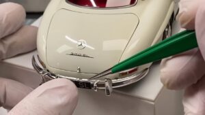 Lire la suite à propos de l’article Man Builds CLASSIC Mercedes-Benz in Miniature in 5 Months | 300SL GULLWING by @A4Garage
