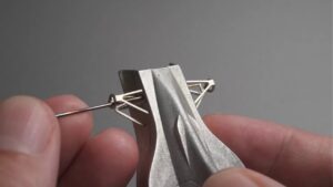 Lire la suite à propos de l’article Man Builds Hyperrealistic Racing F1 Car at Scale | Replica by @bonbonscalemodel