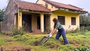 Lire la suite à propos de l’article Young Woman Finds Her CHILDHOOD HOME Abandoned | Team Cleans It for FREE! By @CleanUpFreeTeam