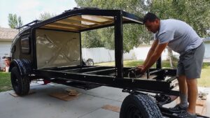 Lire la suite à propos de l’article Man Builds DIY Off Road CAMPER in His GARAGE | Start to Finish by @slyexpeditions6579