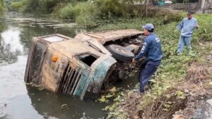Lire la suite à propos de l’article Rescuing Completely DESTROYED TRUCK from RIVER | Will it run? by @RestorationsSkills6886