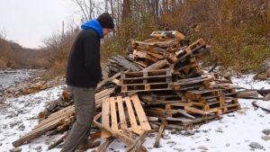 Lire la suite à propos de l’article Man Builds a House with ABANDONED PALLETS in the Middle of the Forest | by @lesnoy