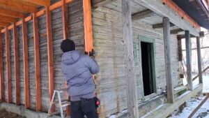 Lire la suite à propos de l’article Man Renovates 100-Year-Old CABIN in 2 YEARS | Start to Finish by @homesteadingdays