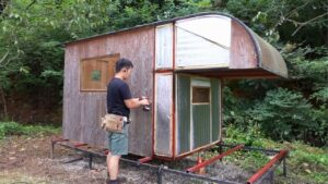 Lire la suite à propos de l’article Man Turns ABANDONED CAMPER Into Cozy WOOD CABIN | Full Build @마초맨