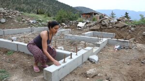 Lire la suite à propos de l’article Woman Builds Off-Grid Villa in the Mountains in 210 Days | Start to Finish by @WildNovels