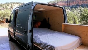 Lire la suite à propos de l’article Man Builds Amazing DIY CAMPERVAN | Start to Finish Conversion by  @murattuncer