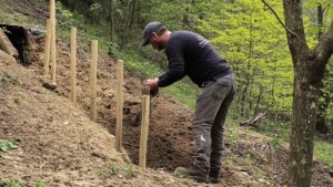 Lire la suite à propos de l’article Man Builds STONE & LOG Dugout Cabin in the Wild | Full Build by @OnenessWithNature