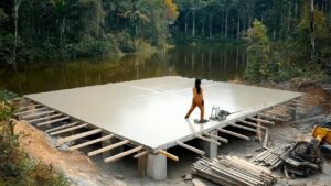 Lire la suite à propos de l’article Women Build Lake House in the Jungle in 120 Days | Start to Finish by @freefootsteps877