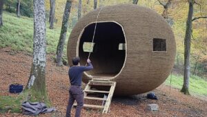 Lire la suite à propos de l’article Man Builds Hidden FLOATING SHELTER 80 Foot High in a Tree | Start to Finish by @ramizinthewild