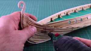 Lire la suite à propos de l’article Man Builds HIGHLY-DETAILED Miniature VIKING SHIP with POPSICLES | by @MagicStick