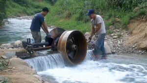 Lire la suite à propos de l’article Des hommes construisent une turbine hydroélectrique dans le courant d’une rivière, du début à la fin Par @Life_in_Vietnam