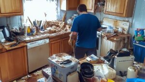 Lire la suite à propos de l’article Nettoyer la maison la plus sale du monde | BIOHAZARD par @MidwestMagicCleaning